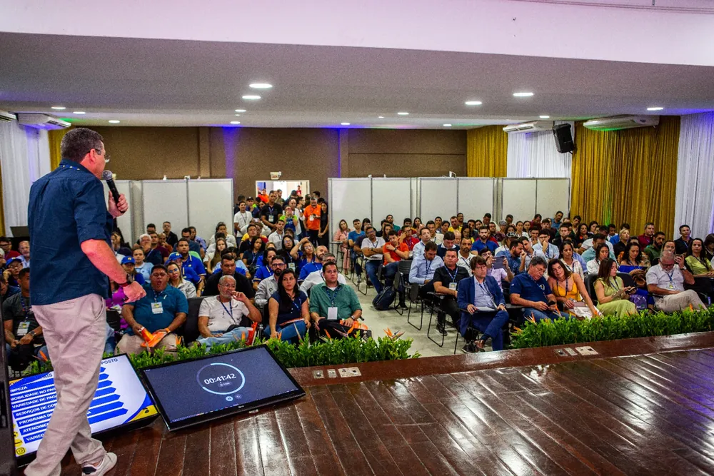 Brenno Holanda conduzindo treinamento para auditório