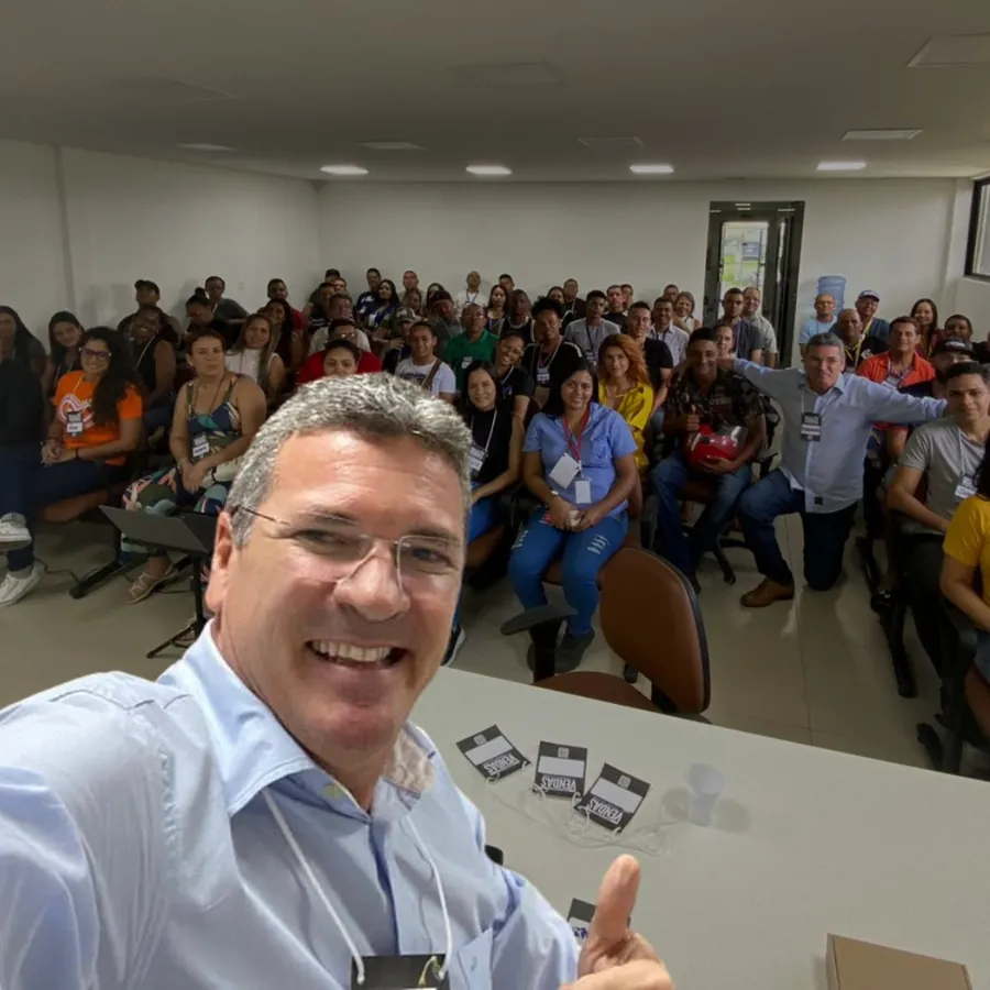 Brenno Holanda com turma de treinamento